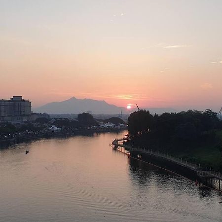 Lovely Waterfront Riverbank Suite With Pool Kuching Exterior foto
