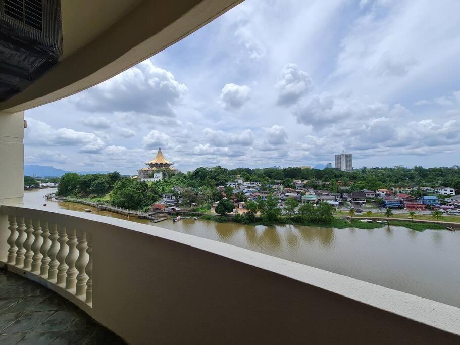 Lovely Waterfront Riverbank Suite With Pool Kuching Exterior foto