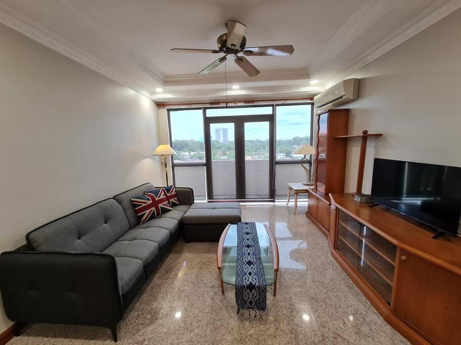 Lovely Waterfront Riverbank Suite With Pool Kuching Exterior foto