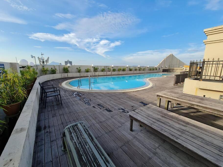 Lovely Waterfront Riverbank Suite With Pool Kuching Exterior foto