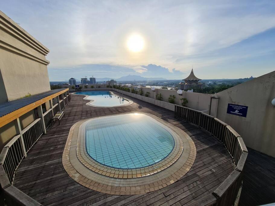 Lovely Waterfront Riverbank Suite With Pool Kuching Exterior foto